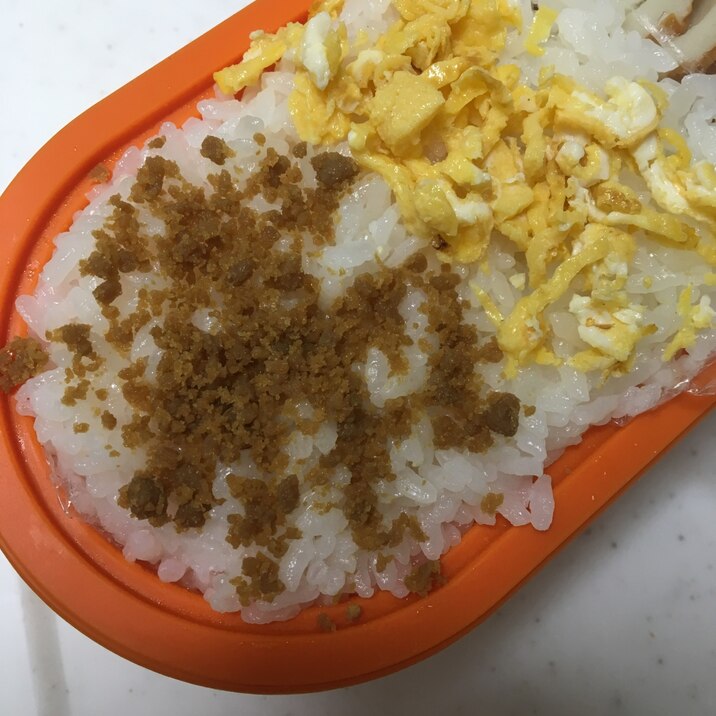 イシイのとりそぼろと錦糸卵のご飯(o^^o)お弁当
